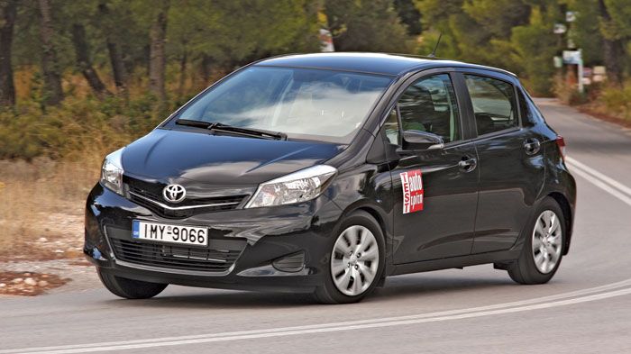 Η οδική συμπεριφορά του Toyota Yaris, είναι πολύ καλή, ενώ αποδεικνύεται ιδιαίτερα στιβαρό ακόμα και με απαγορευτικές ταχύτητες στο κοντέρ. 